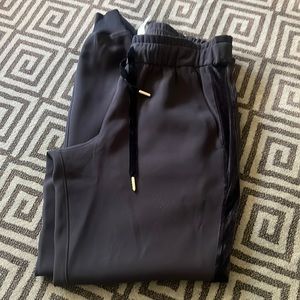 Black lululemon Joggers with velvet side